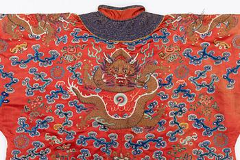 A Chinese embroidered silk robe, late Qing dynasty, 19th century.