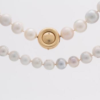 LYNNGGARD SOUTH SEA cultured pearl necklace, clasp 18K gold w 2 brilliant-cut diamonds approx 0,20 ct in total.