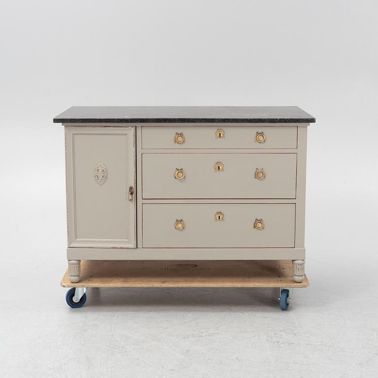 Byrå/kommod, omkring år 1900.