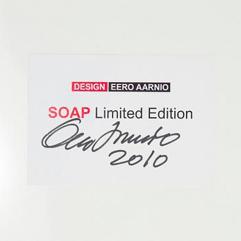 Eero Aarnio, "Soap-tuoli" Artekno, signeerattu Eero Aarnio, 2010.