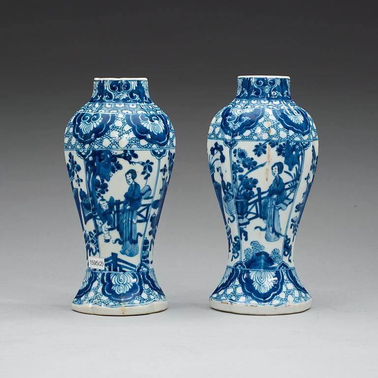 A pair of blue and white vases, Qing dynasty, Kangxi (1662-1722).