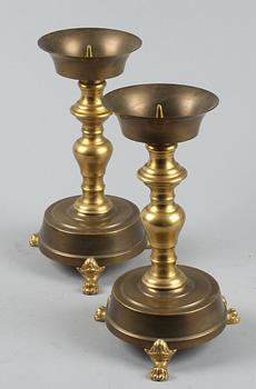 LJUSSTAKAR, ett par. Mässing mm, barockstil, 1900-tal.