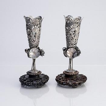 Vaser, ett par, silver. Qingdynastin, 1800-talet senare del.