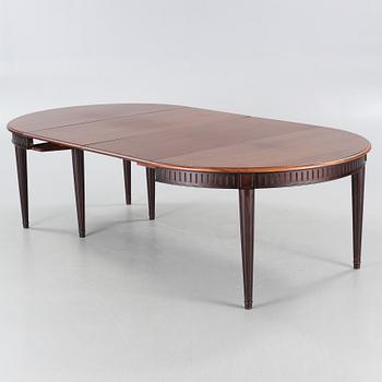 A late 20th century dining table.