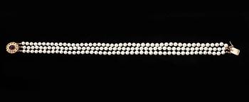 COLLIER, med odlade saltvattenspärlor, lås 18k guld med cabochonslipad ametist, Sverige, 1960.