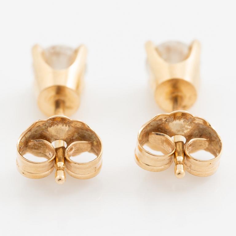 Earrings, a pair, gold with brilliant-cut diamonds.