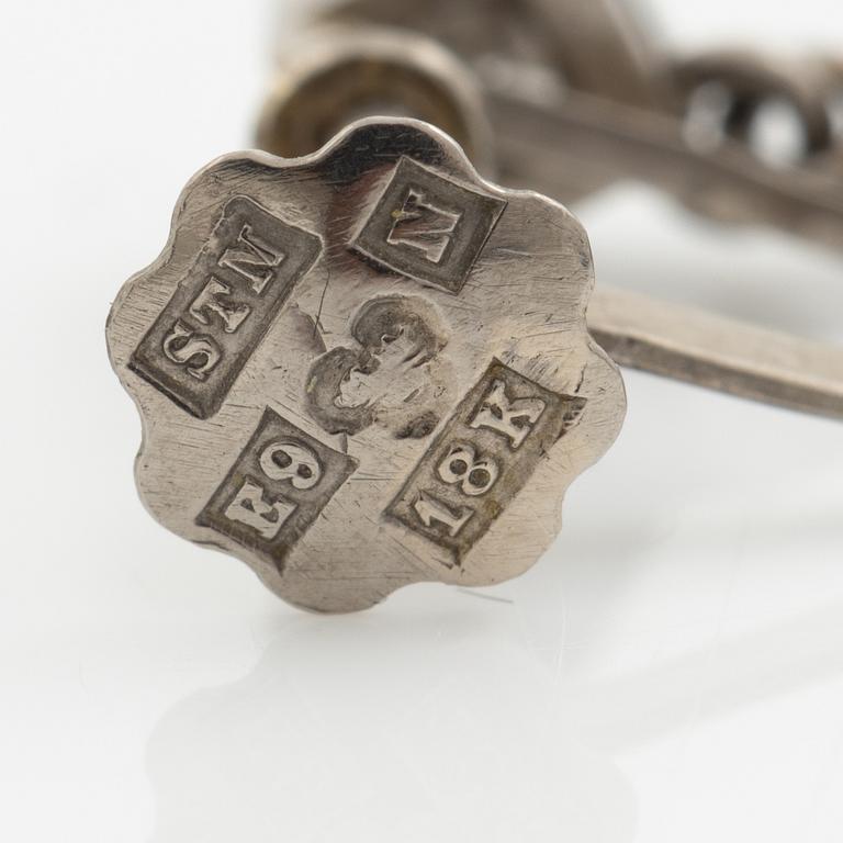 A pair of earrings in 18K white gold with cultured pearls and round brilliant-cut diamonds.