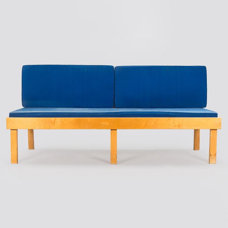 Soffbänk, modell E1295, design Arteks ritkontor, för O.Y Huonekalu-ja Rakennustyötehdas A.B. 1957.