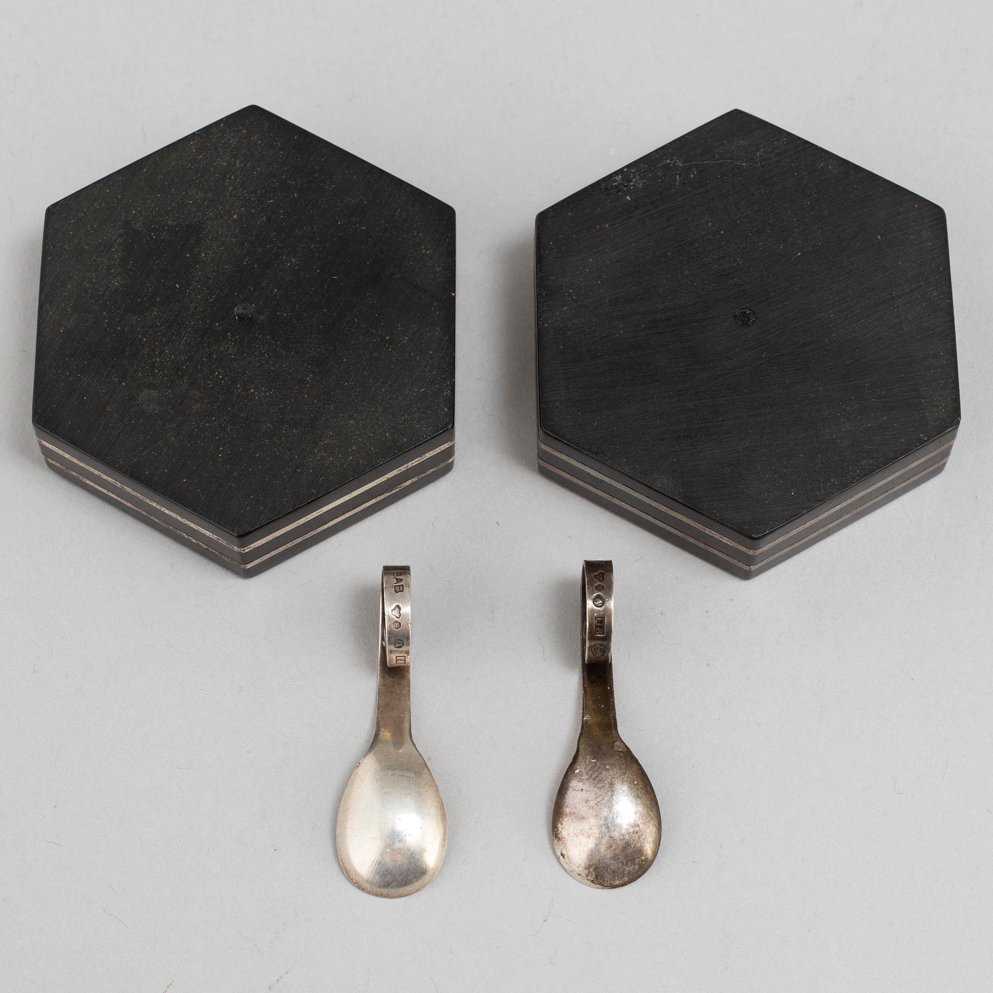 GULDSMEDSAKTIEBOLAGET, saltkar, ett par med saltskedar, Stockholm 1930-46, silver och ebenholts.