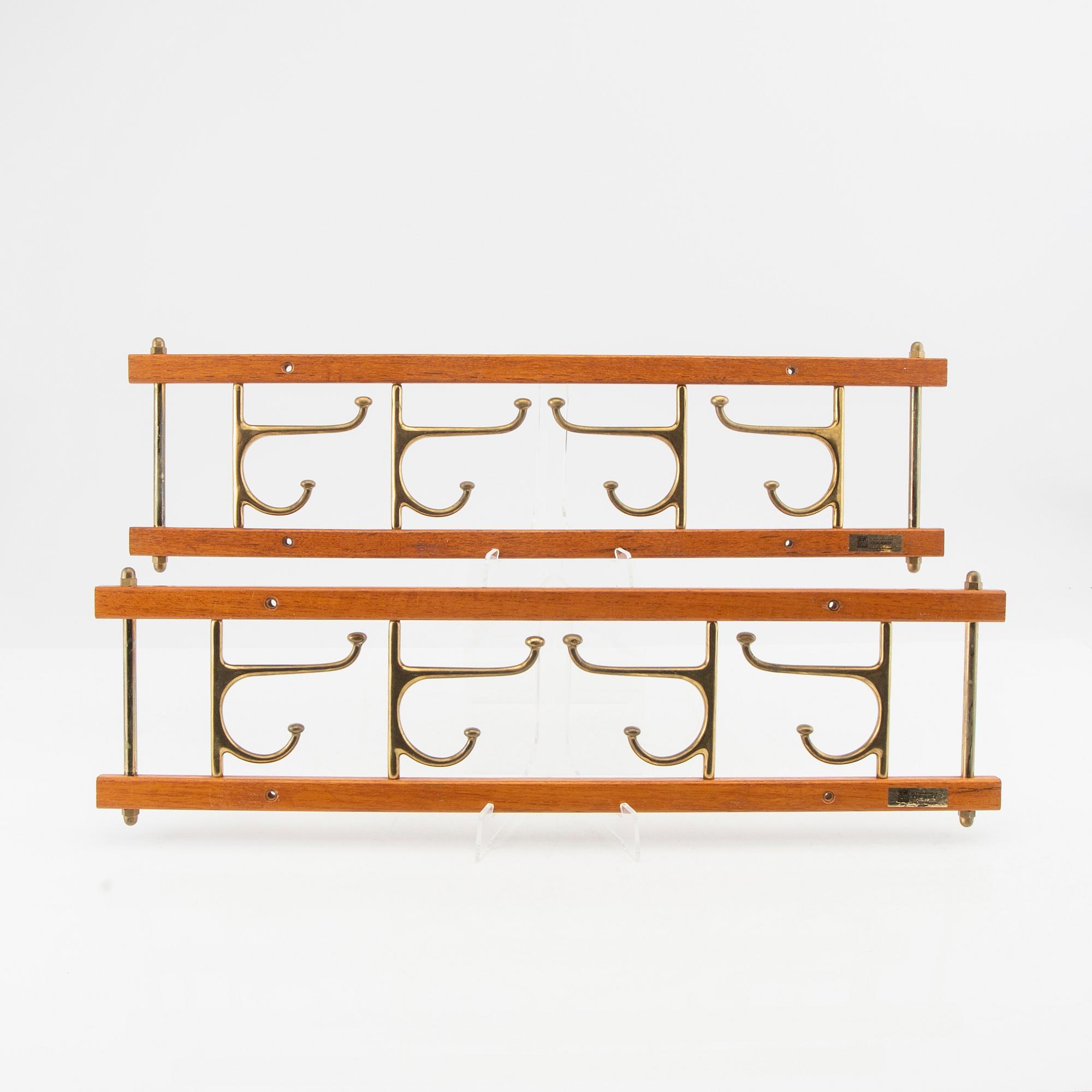 Klädhängare, ett par, "Dekorativ", Skoglunds metallgjuteri, Anderstorp, 1900-talets mitt.