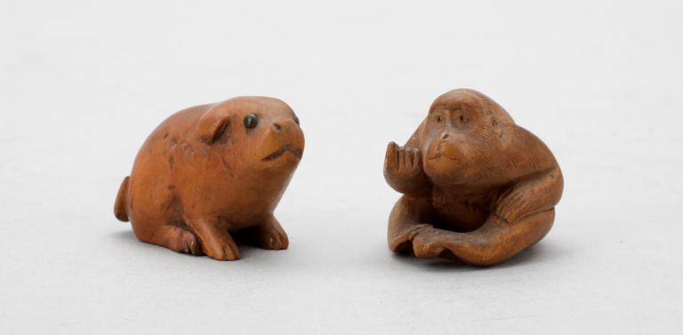 NETSUKE, 2 st, trä, Japan. Meiji (1867-1911).