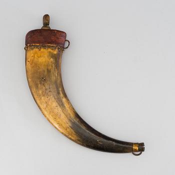 A LARGE HORN AND LEATHER POWDER HORN, 18th/19th century.