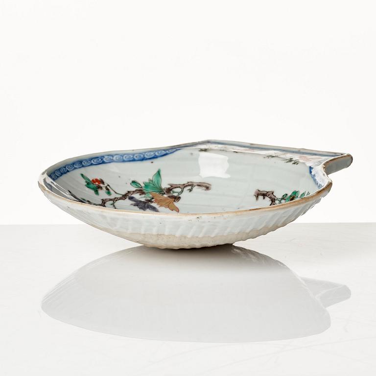 A famille verte shell shaped dish, Qing dynasty, Kangxi (1662-1722).