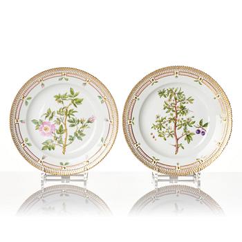 A set of 12 Royal Copenhagen 'Flora Danica' dinner plates, Denmark, 20th century.