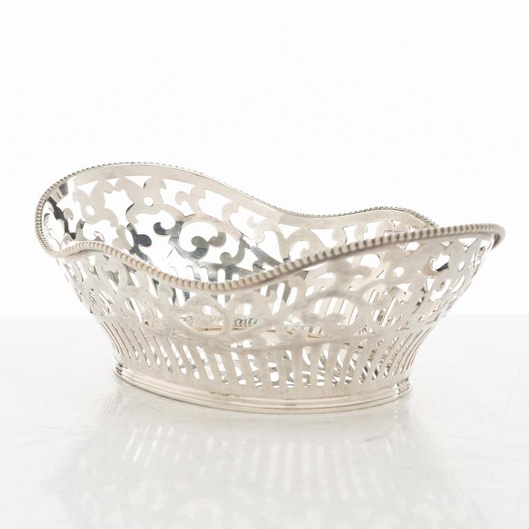 Brödkorgar, 2 st, samt servettringar, 3 st, silver, 1800-1900-tal.