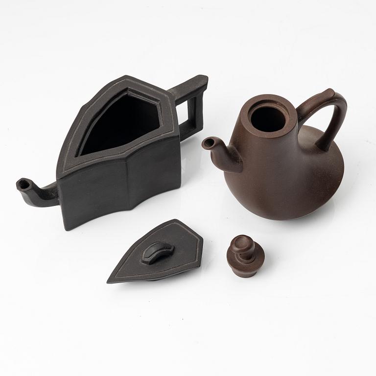 Two Chinese yixing teapots, 1980s.