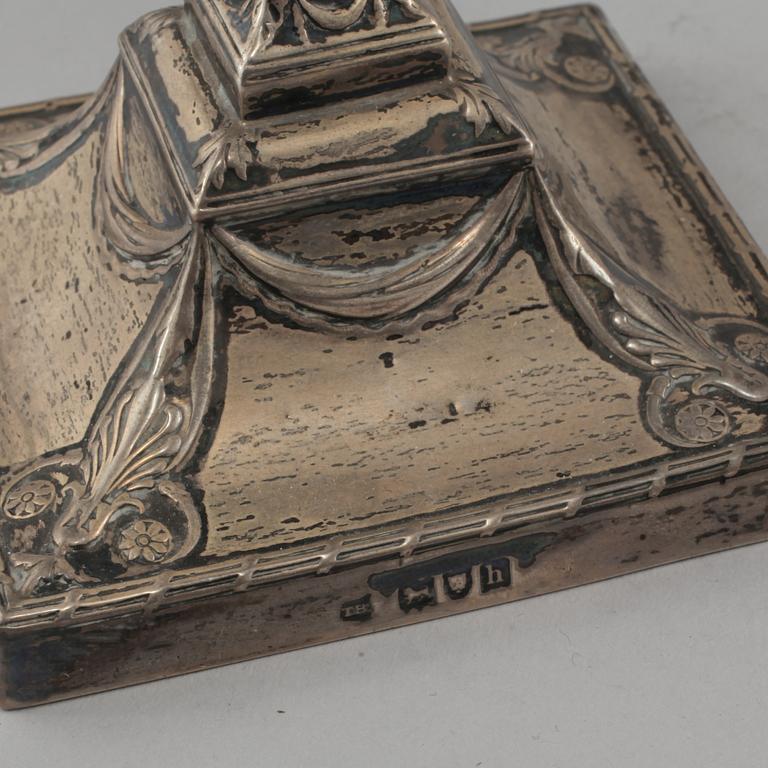 LJUSSTAKAR, ett par, silver, London, England, 1903.