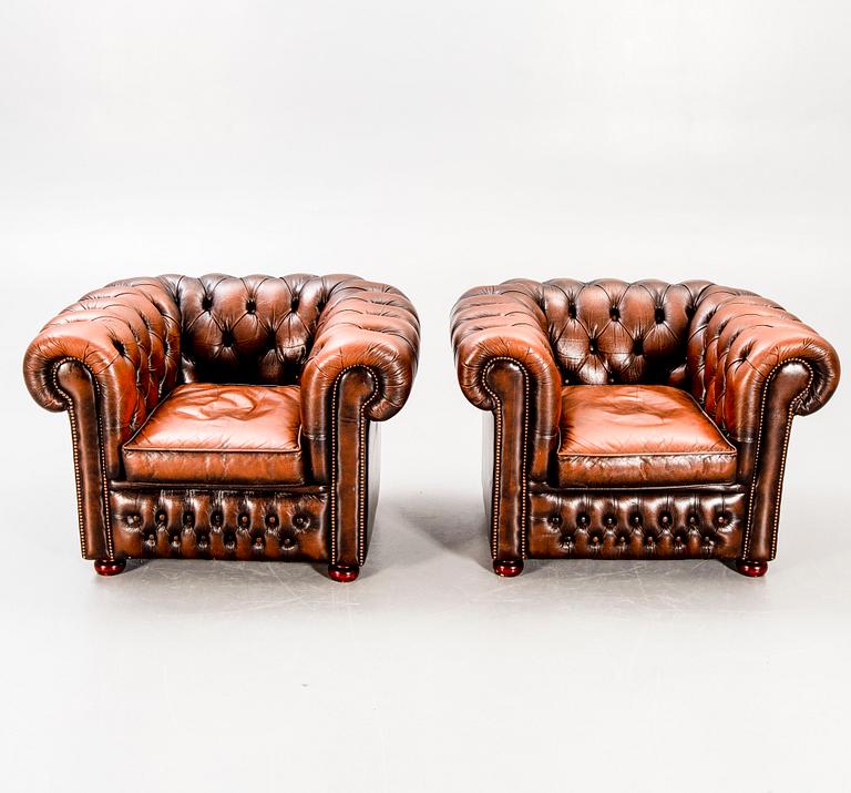 Fåtöljer ett par Chesterfield-stil 1990-tal Britannia-möbler.