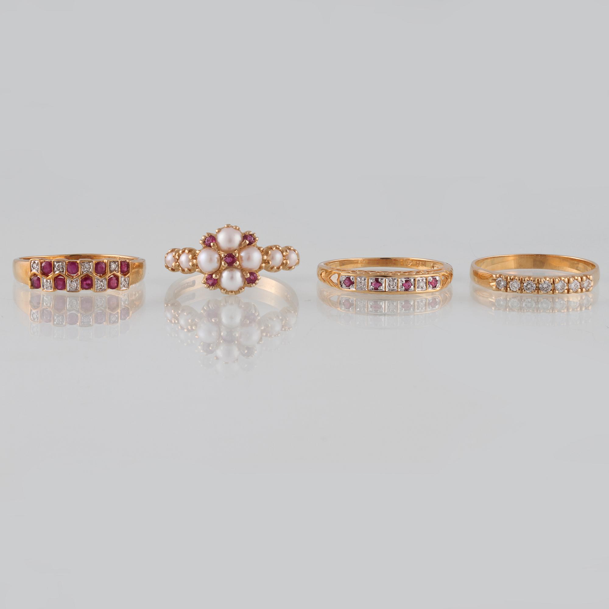 RINGAR, 4 st, 18K guld med briljant och åttkantslipade diamanter, odlade pärlor samt fasettslipade rubiner. Vikt 11,5 g.