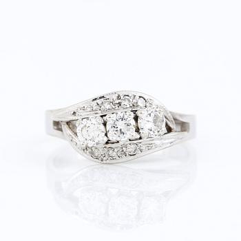 RING, 18K vitguld med briljant och åttkantslipade diamanter, tot ca 0,57 ct. Vikt ca 4,09 g.