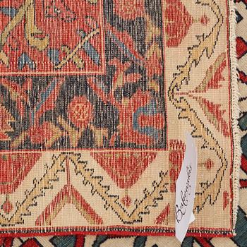 A RUG, a semi-antique Sarouk probably, ca 193 x 141,5 cm (as well as one end with 1 cm flat weave).