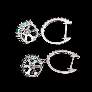 ÖRHÄNGEN, 18 k vitguld, smaragder tot ca 1.47 ct, briljantslipade diamanter tot ca 0.61 ct.