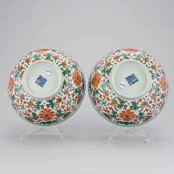 SKÅLAR, ett par, porslin. Qingdynastin, 1800-tal med Jiaqings sigillmärke.