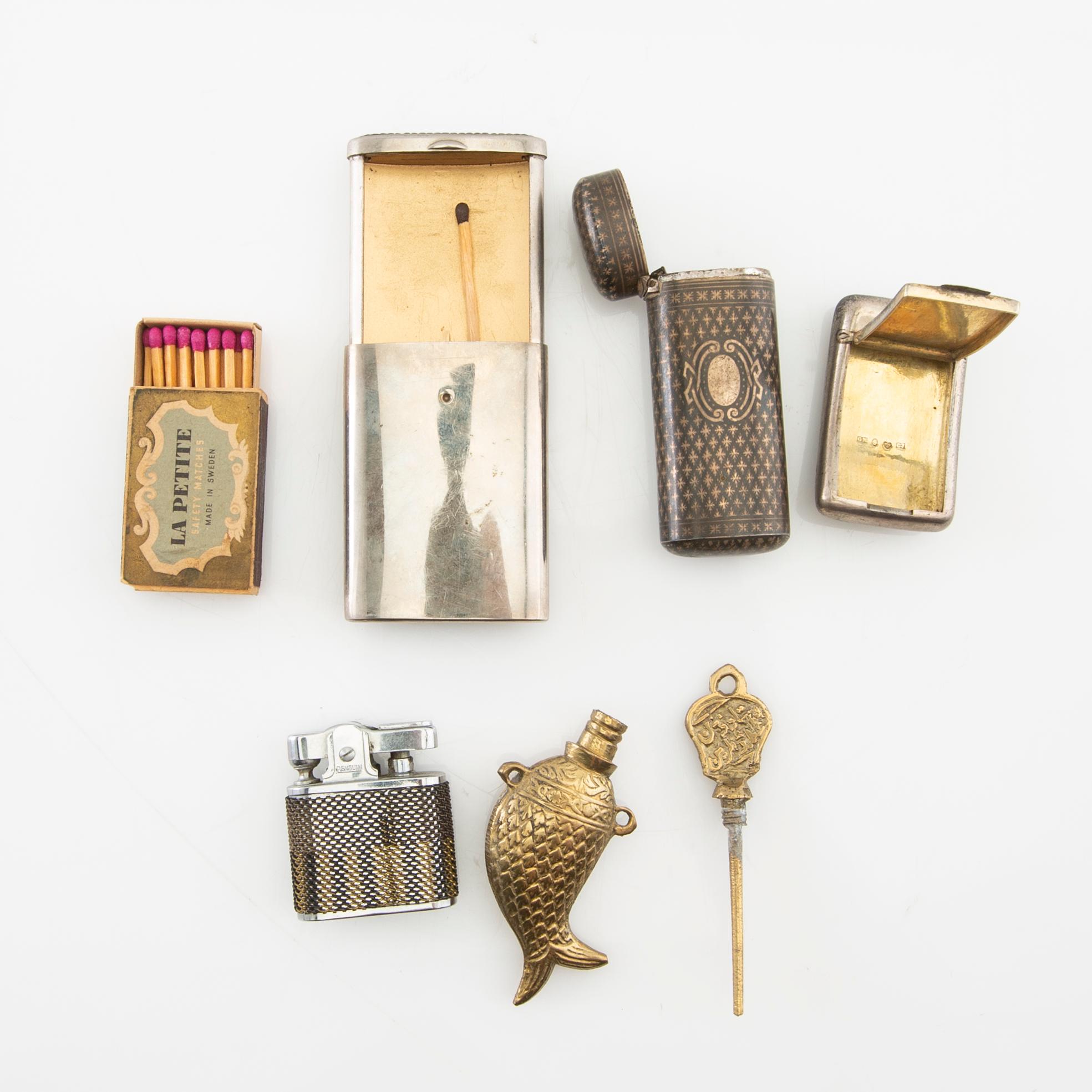 Various evening-related items such as cigarette cases, powder compacts, perfume flacons, etc., from the first half of the 20th century.