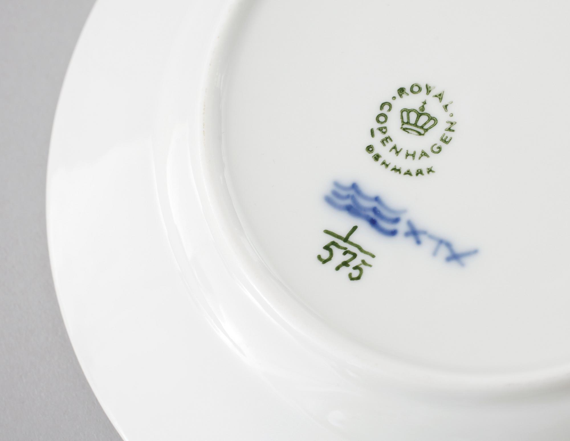 43 pieces of porcelain tableware from Royal Copenhagen, model "Musselmalet",second half of the 20th century.