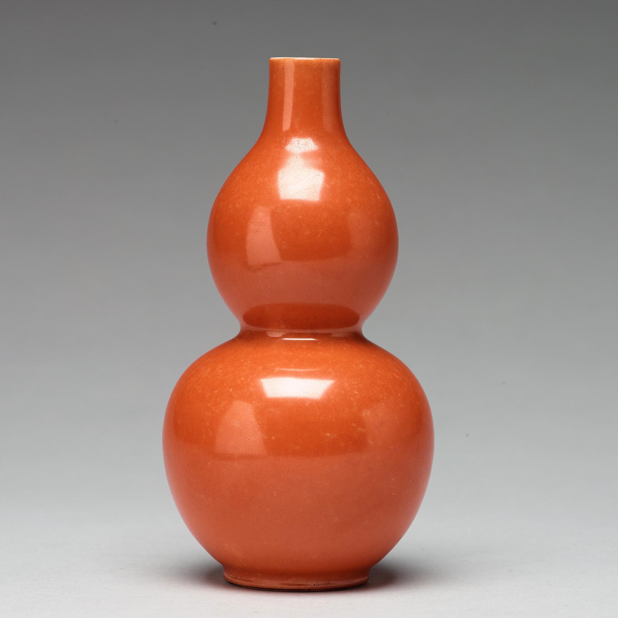 VAS, porslin. Qingdynastin, med Jiaqings märke (1796-1820).