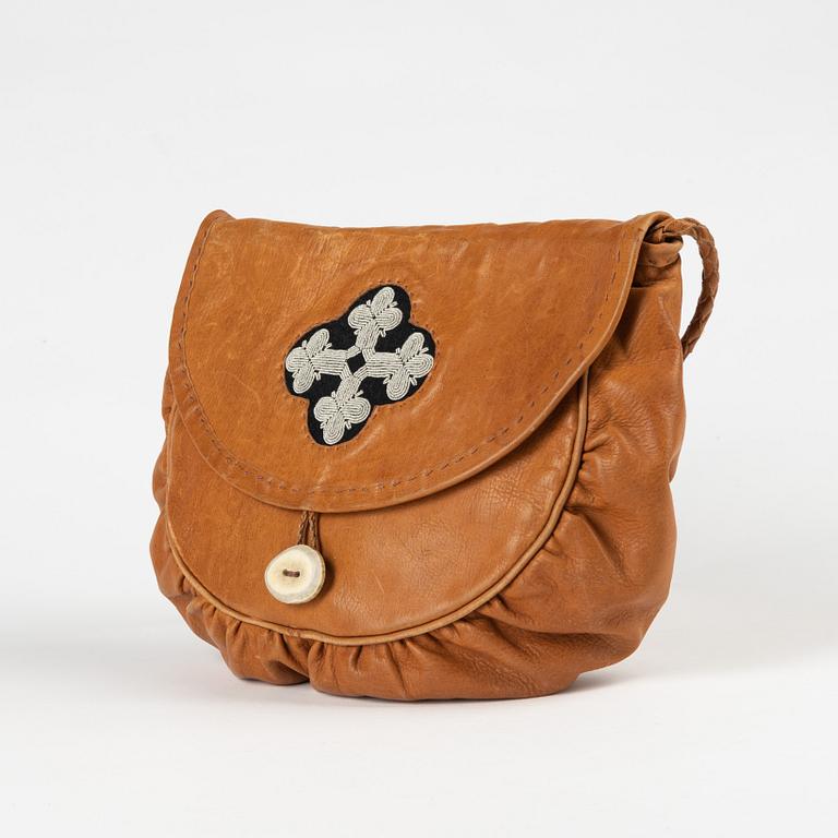 A leather bag by Maj Doris Rimpi.