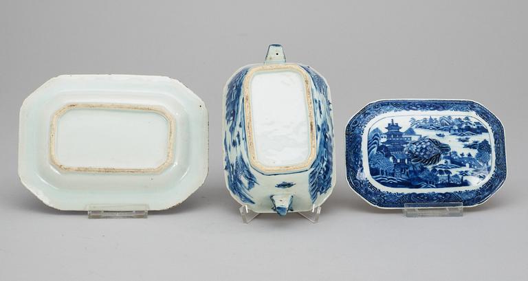 Two blue and white butter tureens with cover and stand. Qing dynasty, Qianlong (1736-95). (2).