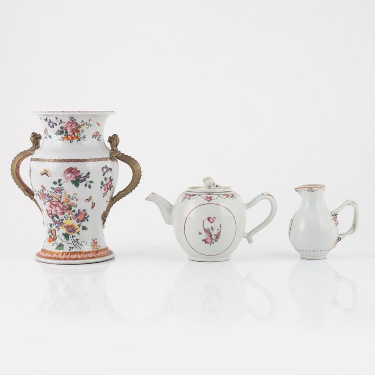 Urna, tekanna och kanna, porslin, Kina, Qingdynastin, 1700-tal.