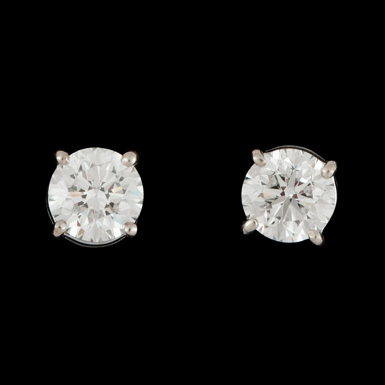A pair of brilliant-cut diamond earstuds. 1.00 ct and 1.01 cts.
