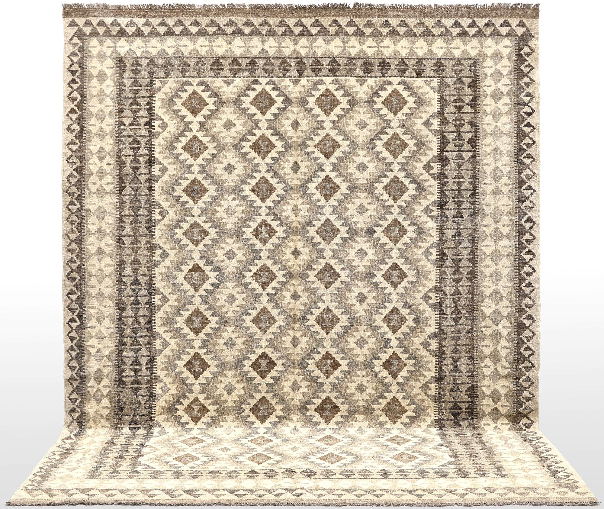 A Kilim rug, approx. 297 x 203 cm.