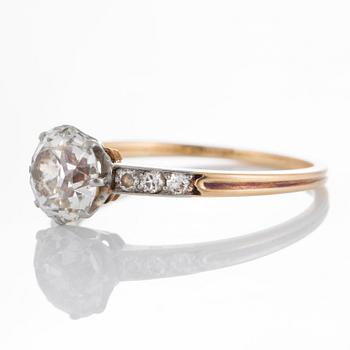 A ring set with an old-cut diamond ca 1 ct, quality ca K/L si-i, and round brilliant-cut diamonds.