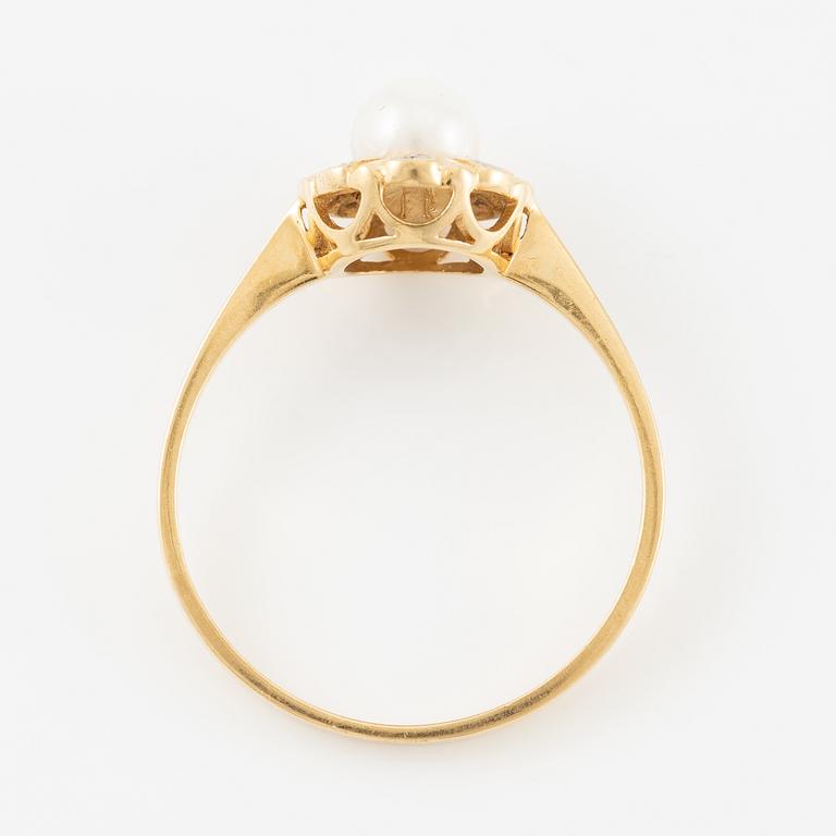 Ring, 18K gold with a pearl and small diamonds.