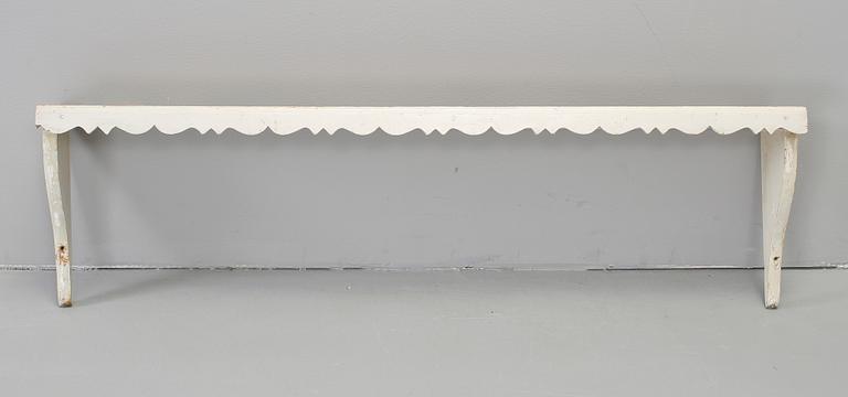 VÄGGHYLLA, omkring år 1900.