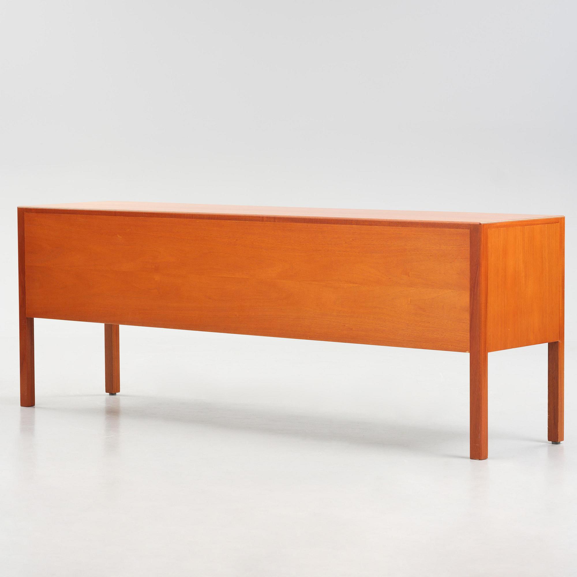 Josef Frank, sideboard, modell B 1015, Firma Svenskt Tenn, ca 2001.