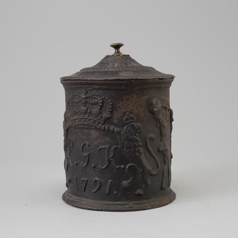 TOBAKSBURK, gjutjärn, Hellefors bruk, daterad 1791.