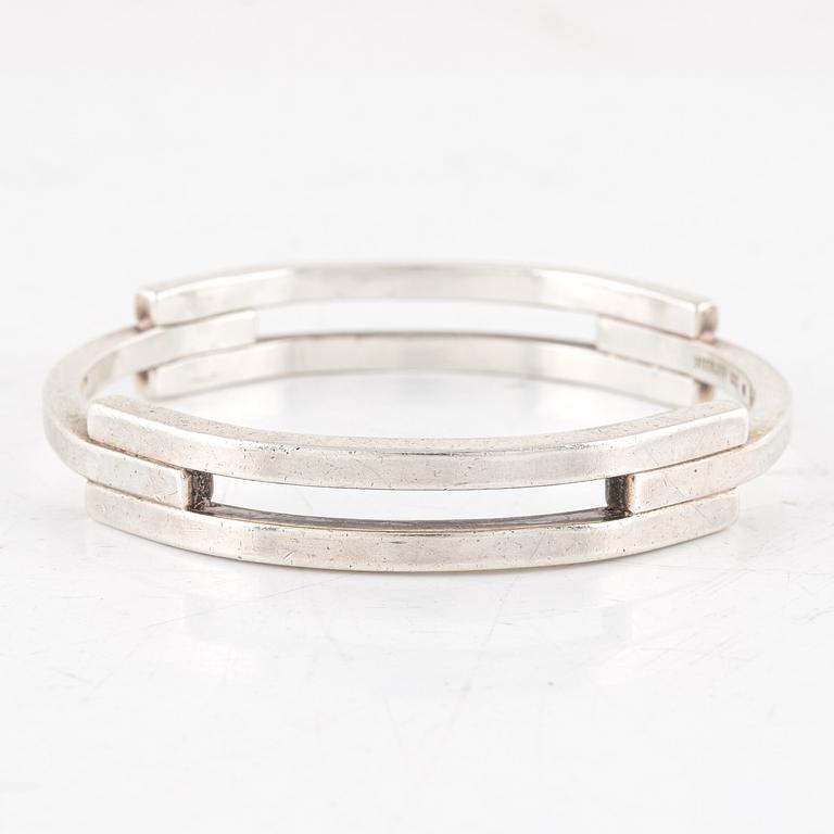 Nils Novén, armring, silver, Eslöv 1996, stämpelsignatur.