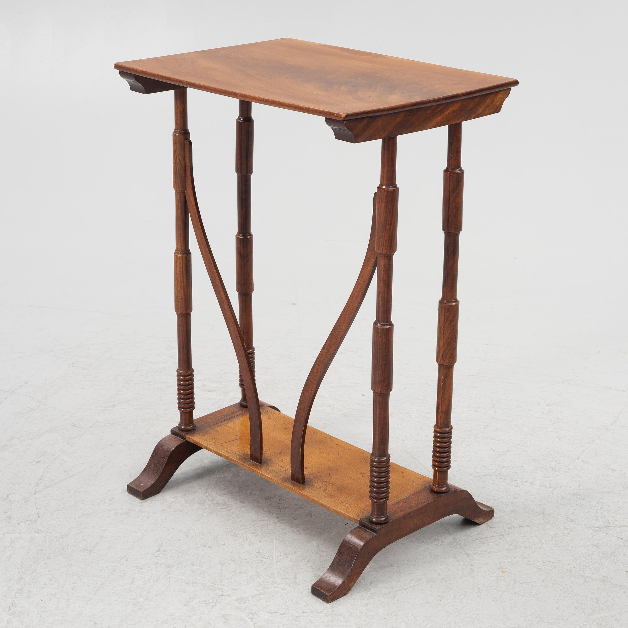 A nesting tabletable, 4 pieces, 19th century.