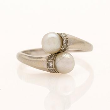 Ring in 18K gold with two pearls and brilliant-cut diamonds.