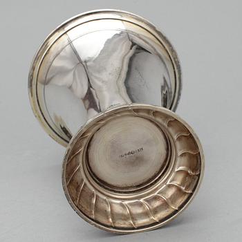 POKALER, 2 st, silver, 1950 samt 1930, Svenska Importstämplar, tot vikt 421 gram.