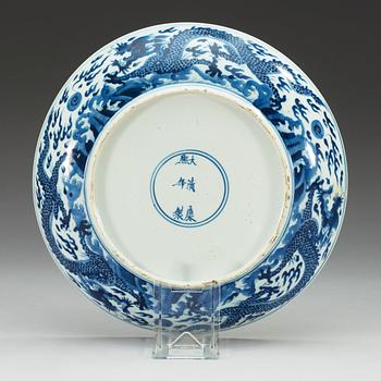 A blue and white dragon dish, Qing dynasty, 18th Century, with Kangxi six character mark.