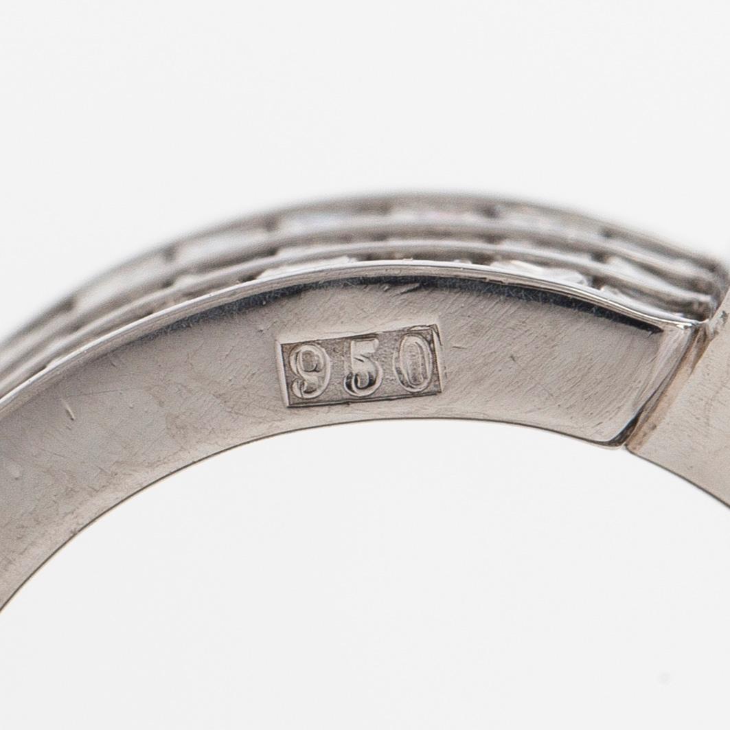Sormus, platinaa ja princess-hiottuja timantteja yhteensä noin 4.21 ct.