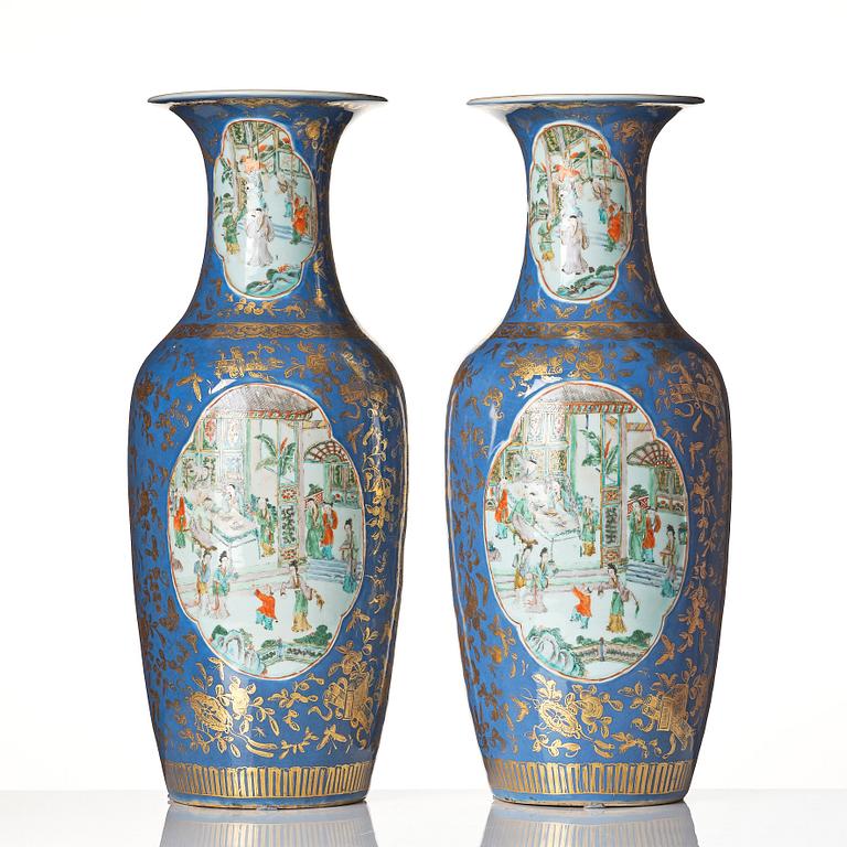 Praktvaser, ett par, porslin. Sen Qing dynasti, 1800-tal.