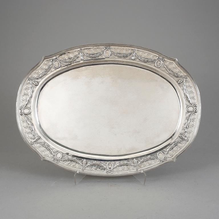 BRICKA, silver, fantasistämplar, Louis XVI-stil, 1900-talets första hälft. Vikt ca 1490 gram.