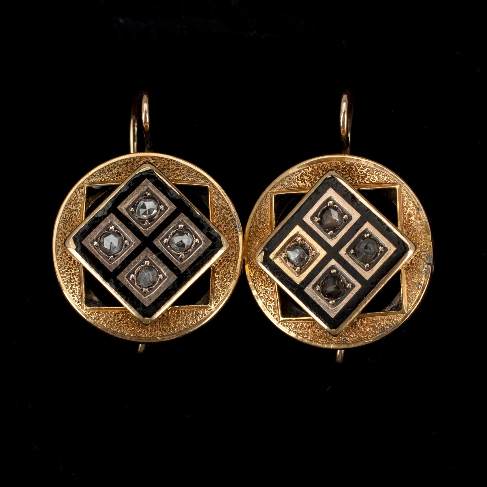 ÖRHÄNGEN, ett par, guld 14K, emalj och diamanter samt förgylld metall. 1900-talets senare hälft. Ostämplade.