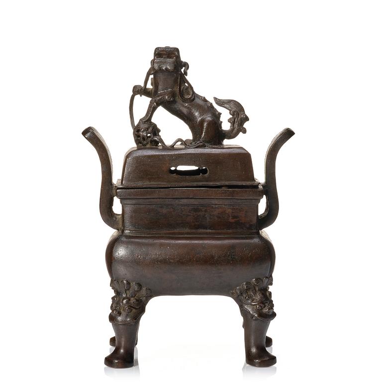 A bronze censer with cover, late Ming dynasty (1368-1644).